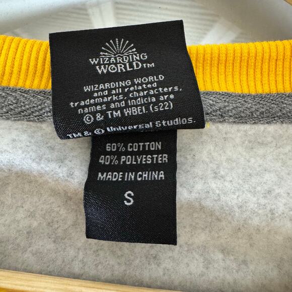 NWT Wizarding World Of Harry Potter Hufflepuff Crewneck Sweatshirt Graphic Gray - Picture 8 of 10